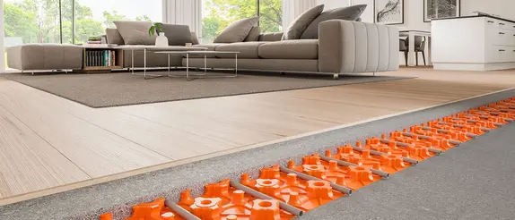 Vista detallada de la estructura del suelo del salón con el sistema de suelo radiante Schlüter-BEKOTEC-EN F.