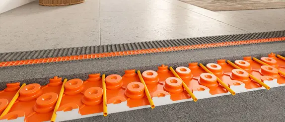 Ejemplo de montaje del suelo radiante Schlüter-BEKOTEC-THERM en combinación con cerámica de gran formato en color arena