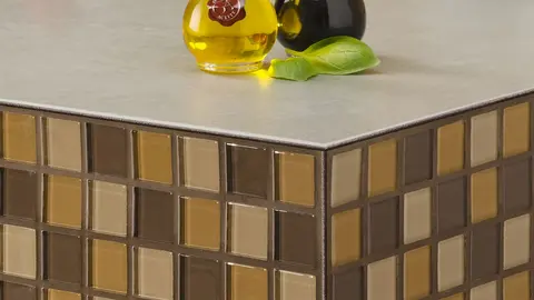 Estante de pared con mosaico cerámico y perfil de remate Schlüter-FINEC en bronce