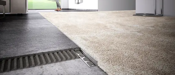 Pavimento con el perfil de remate Schlüter-SCHIENE.