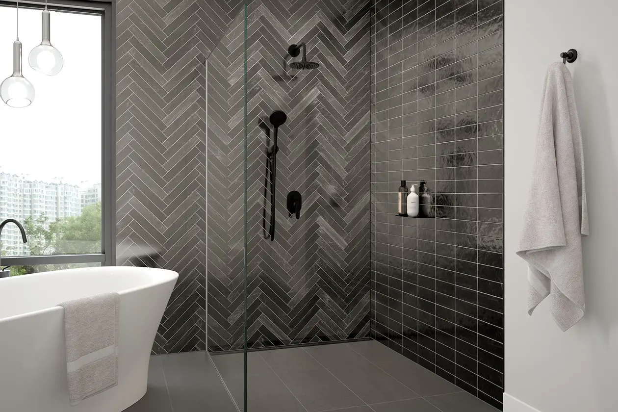 Desagüe lineal KERDI-LINE y estante de diseño SHELF en negro mate MGS de Schlüter-Systems, instalados en un baño moderno con cerámica gris oscuro, ducha a nivel de suelo, bañera exenta y grifería en negro.