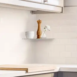 Práctico y elegante estante de esquina Schlüter-SHELF-E integrado en el alicatado de una cocina