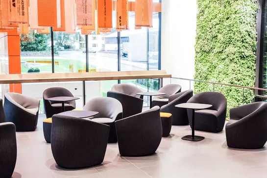 Vista interior del centro de formación Schlüter-WorkBox con vistas a los sillones del piso superior.