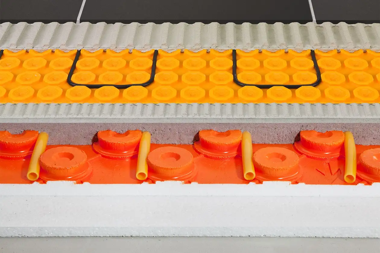 Vista capa por capa de un pavimento flotante con calefacción por suelo radiante hidráulico, control eléctrico de temperatura y recubrimiento cerámico
