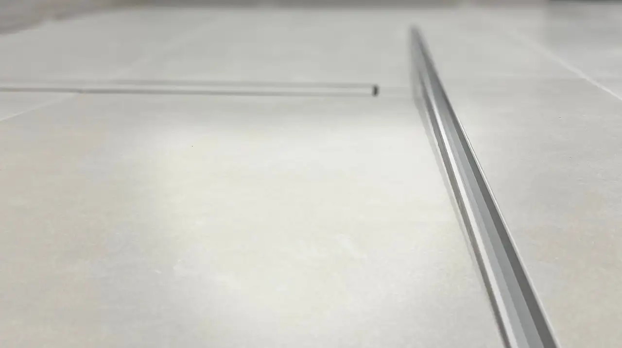 Primer plano lateral de la rejilla lineal instalada a dos aguas