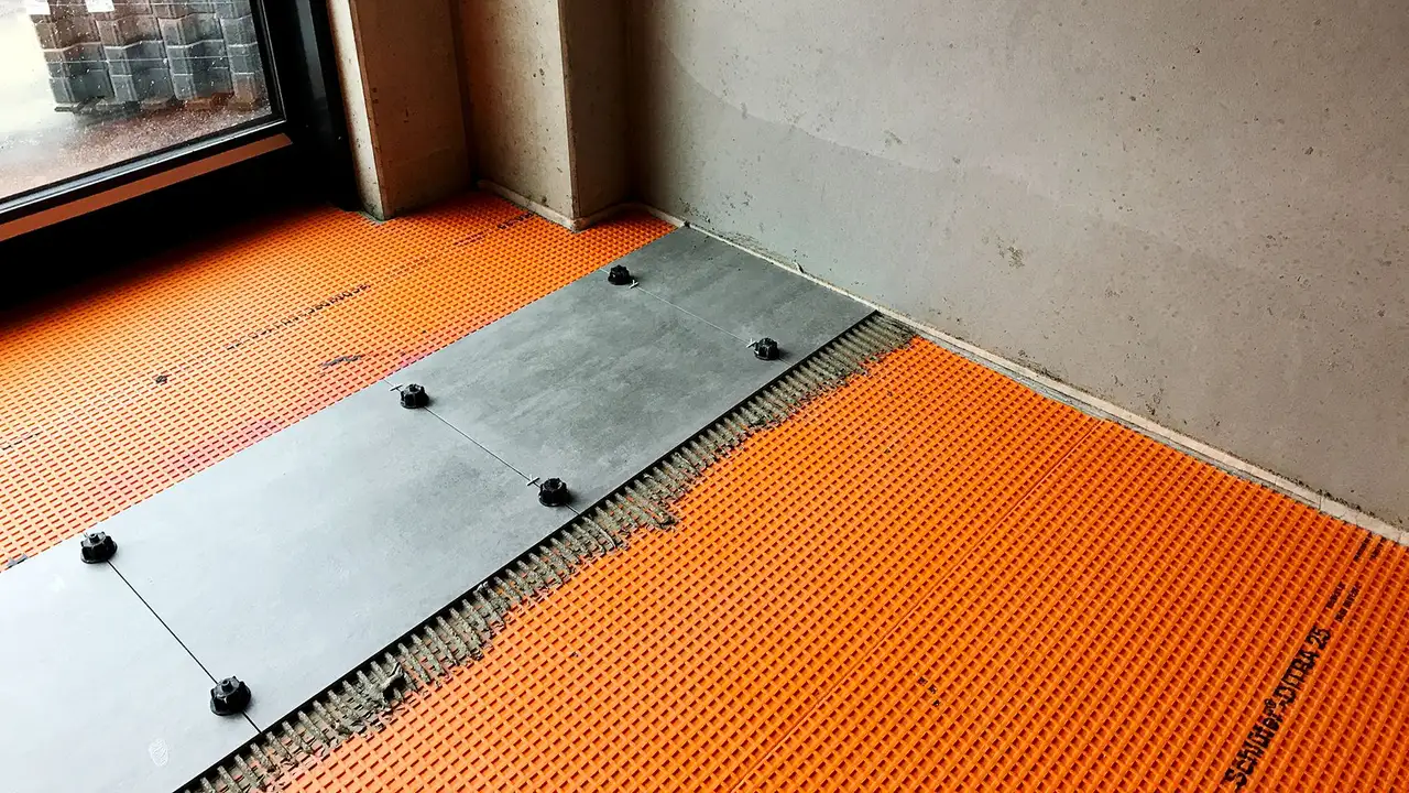 Zona desolidarizada con Schlüter-DITRA con baldosas instaladas de la marca Aventuro de Linnenbecker.