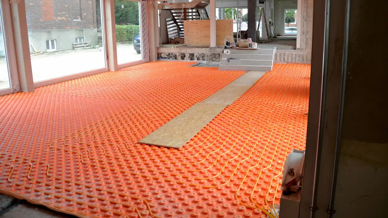 Vista de la zona de recepción con placas de nódulos y tubos de calefacción instalados