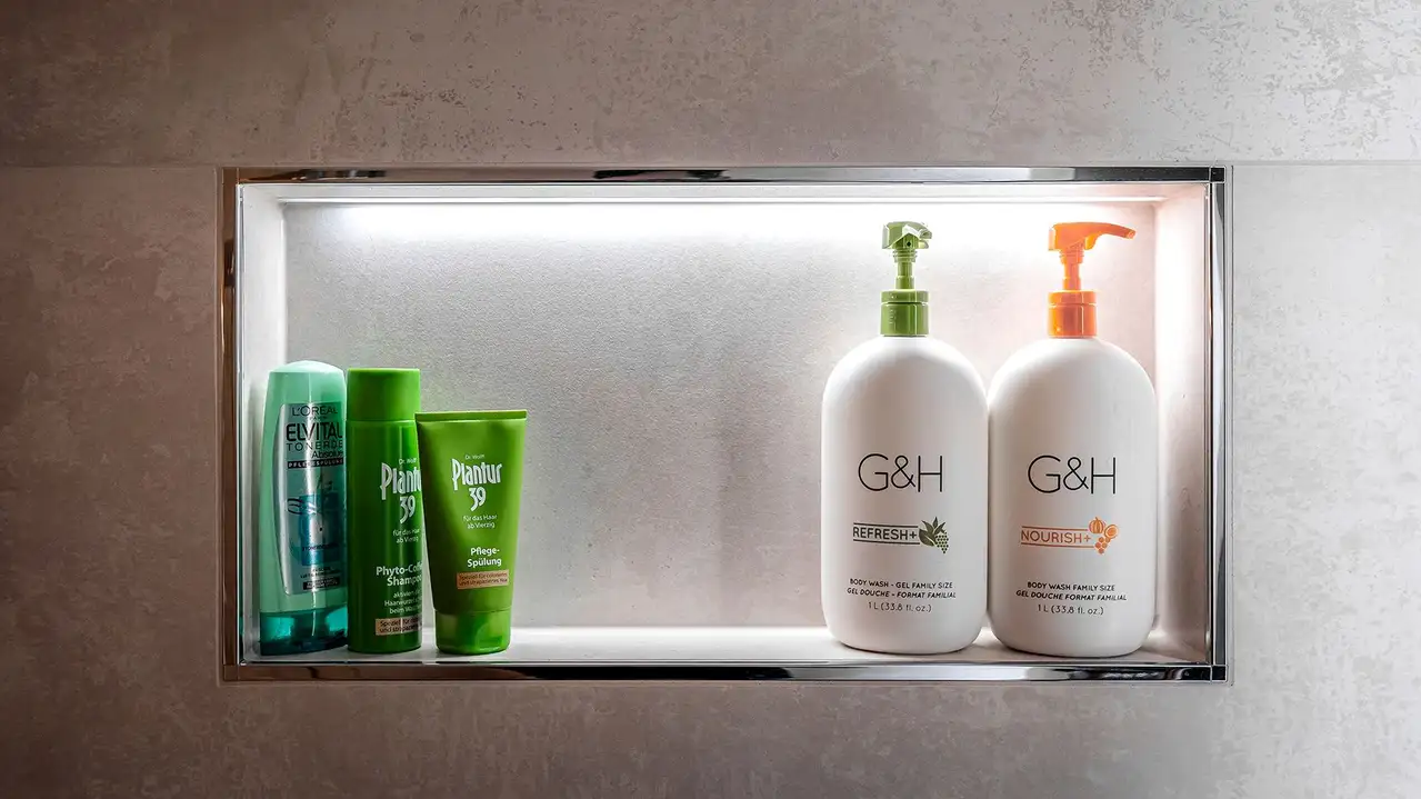 Hornacina iluminada con accesorios de baño