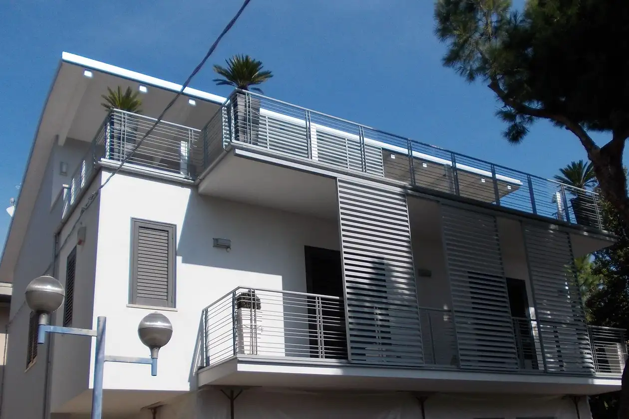 Vista exterior de una casa con dos balcones en los que se ha instalado el sistema de canalones Schlüter-BARIN.