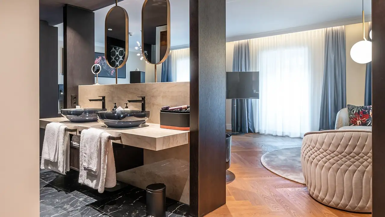 Suite moderne &agrave; l’Europ&auml;ischer Hof avec salle de bains ouverte, double lavabo et am&eacute;nagement moderne