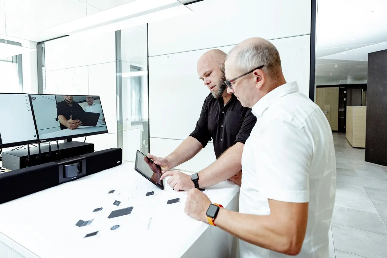 Deux coll&egrave;gues testent un nouvel &eacute;quipement informatique.