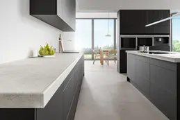 Plan de travail de cuisine avec profilé de finition et motif personnalisé