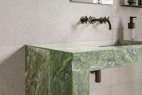 Lavabo vert adapté aux fauteuils roulants avec profilés de finition imprimés assortis