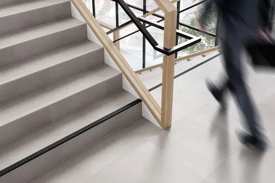 Photo d’une cage d’escalier avec un profilé de nez de marche TREP-V installé.