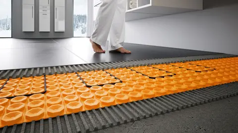 Revêtement de sol en carrelage dans la salle de bain chauffée avec DITRA-HEAT-E.
