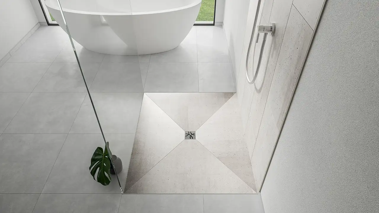 Une salle de bains moderne avec douche &agrave; l'italienne, avec en arri&egrave;re-plan une baignoire &icirc;lot blanche.