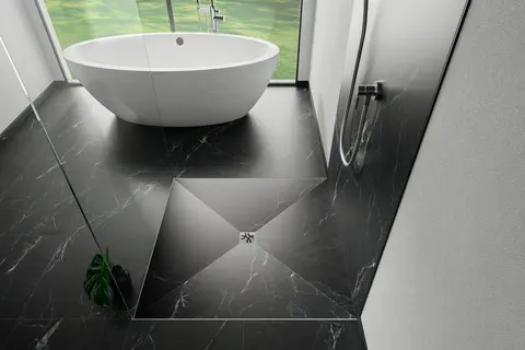 Vue d’une évacuation Schlüter-KERDI-DRAIN dans une douche à l’italienne