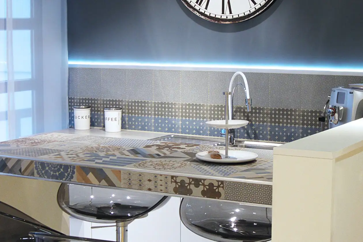 Kitchenette moderne carrel&eacute;e de mosa&iuml;que