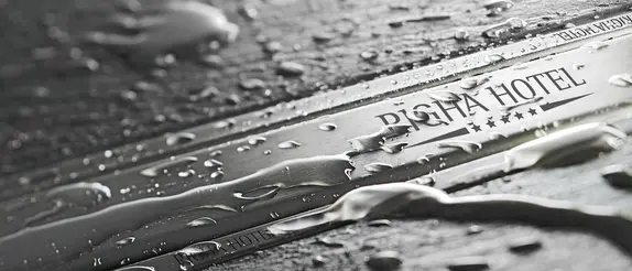 Des gouttes d'eau gravées sur le caniveau dans la douche