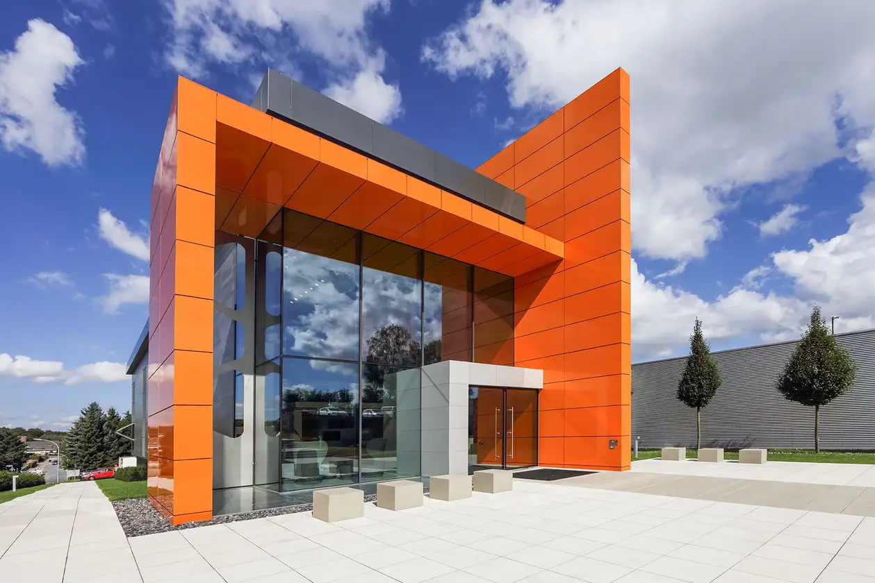 Vue extérieure de la Schlüter-WorkBox, le bâtiment moderne dédié aux séminaires, situé à Iserlohn.