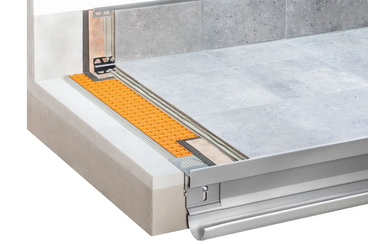 Structure de balcon A.1 Schl&uuml;ter-Systems avec DITRA pour l’&eacute;tanch&eacute;it&eacute; composite, la d&eacute;solidarisation composite, et l’&eacute;galisation de la pression de vapeur