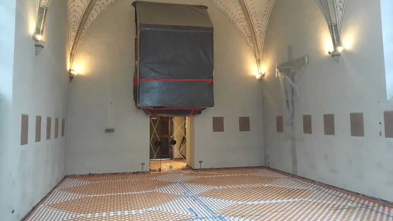 Intérieur de la chapelle équipé de dalles à plots BEKOTEC