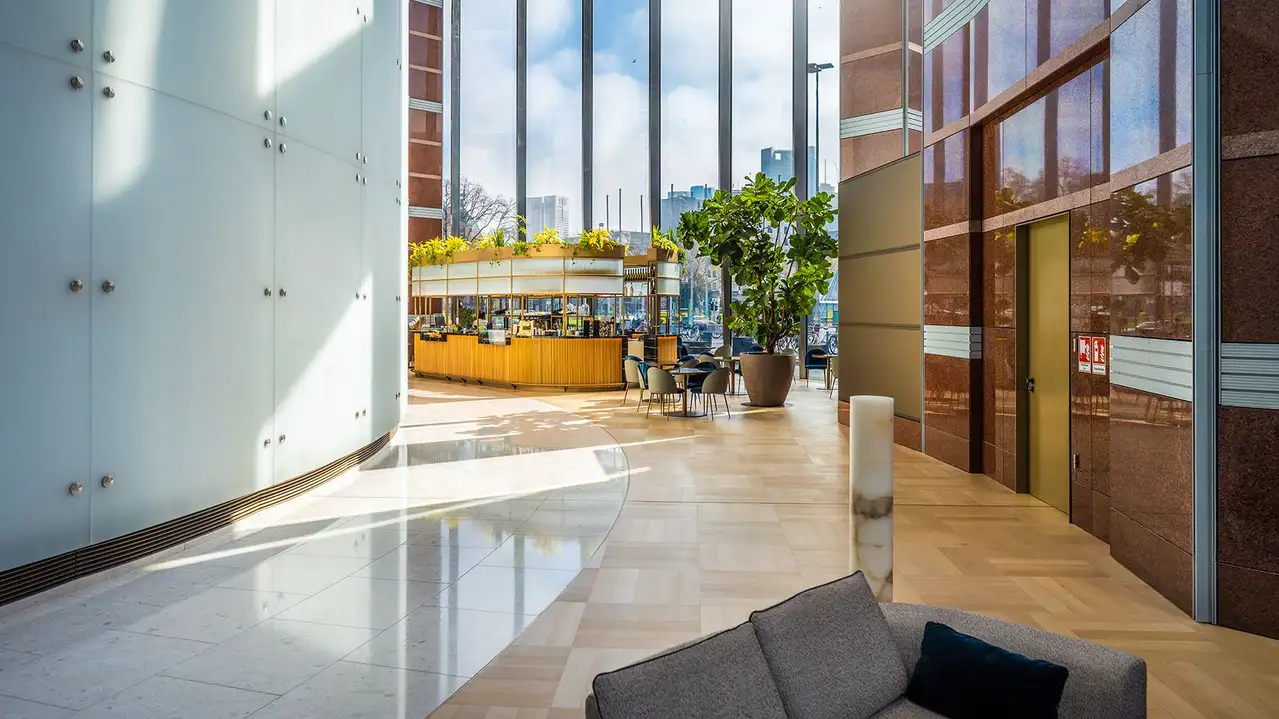 Intérieur rénové de la tour du Centre des congrès de Francfort avec ses dalles en pierre naturelle et son parquet