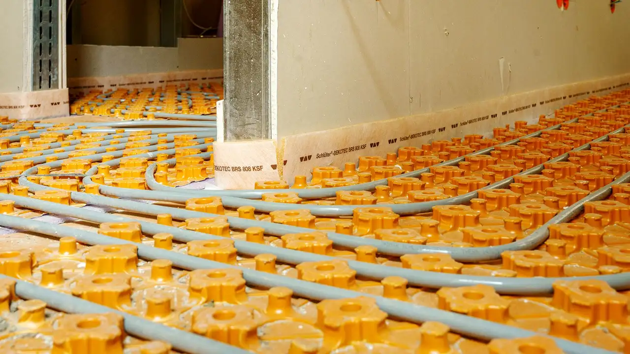 Dalles à plots BEKOTEC avec tubes de chauffage 