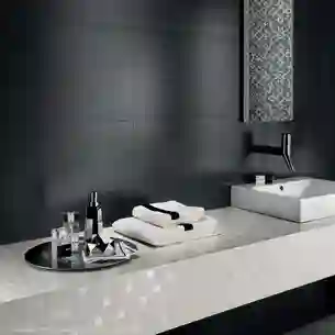 Salle de bains d'hôtel avec des éléments en noir et blanc