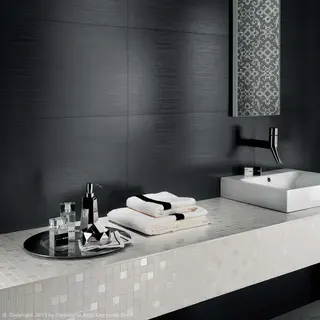 Salle de bains d'h&ocirc;tel avec des &eacute;l&eacute;ments en noir et blanc