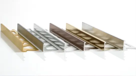 Six &eacute;chantillons du profil&eacute; Schl&uuml;ter-SCHIENE en diff&eacute;rentes finitions m&eacute;talliques sur fond blanc