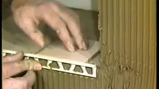 Cette image tir&eacute;e d'une ancienne vid&eacute;o des ann&eacute;es 80 montre comment poser le Schl&uuml;ter-SCHIENE sur l'angle sortant d'un carreau