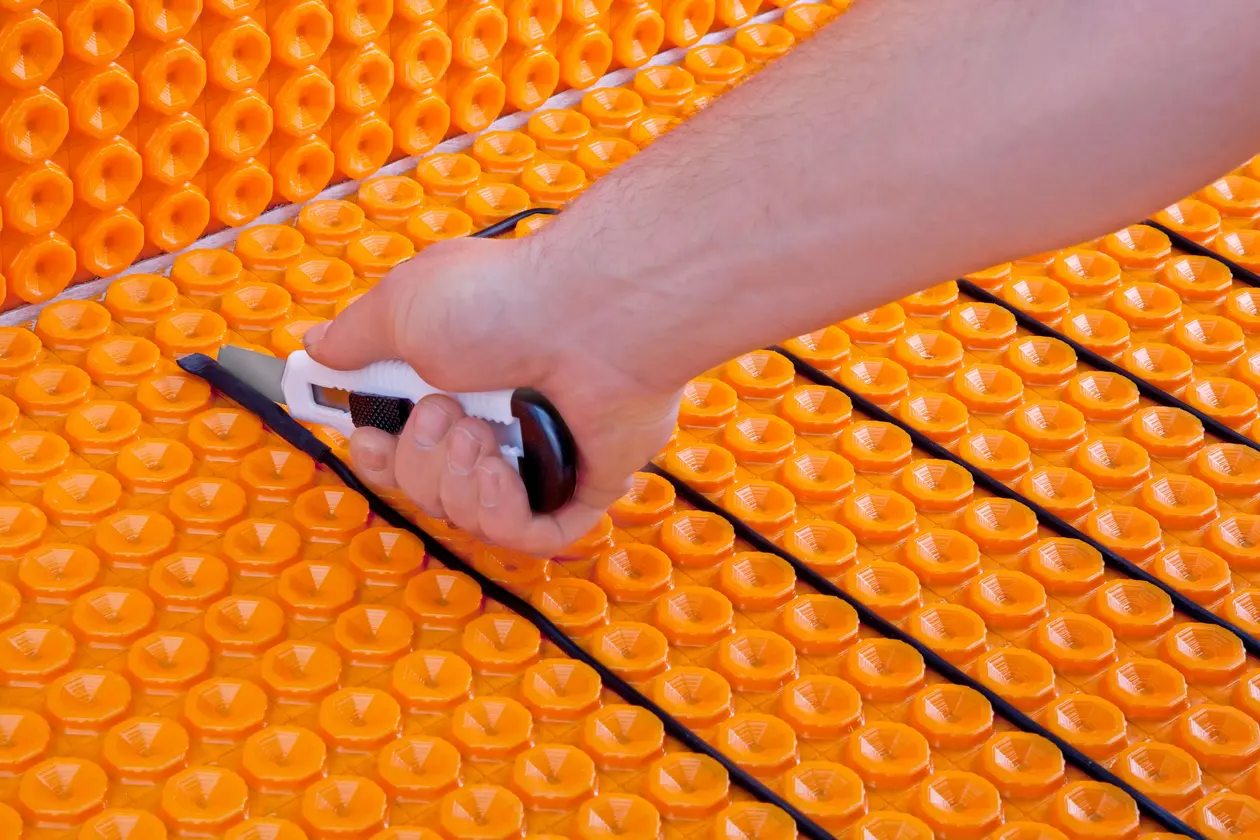 Pose du câble chauffant dans la natte Schlüter-DITRA-HEAT