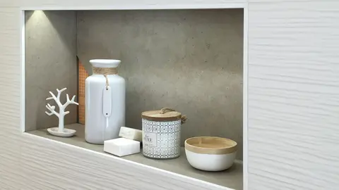 Niche dans une paroi de douche réalisée à partir d'un kit Schlüter-KERDI-BOARD-N