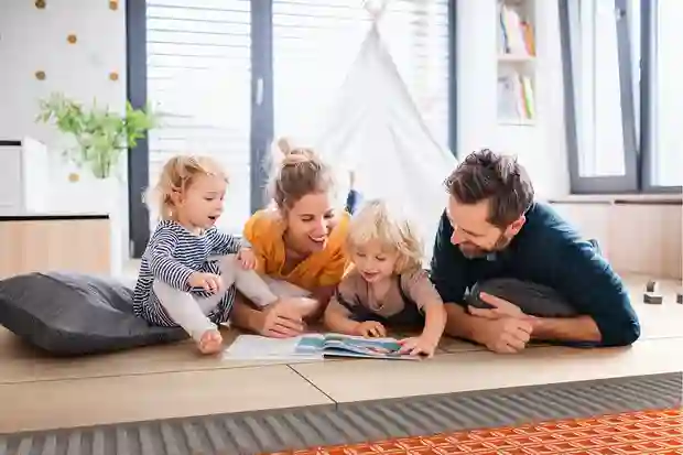 Une famille de quatre personnes est allongée sur le sol et regarde un prospectus Schlüter.