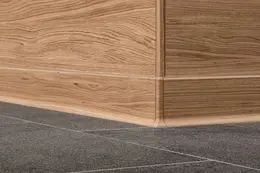 Angle mural sortant avec carrelage imitation bois et plinthe assortie