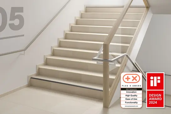 Vue d&eacute;taill&eacute;e d’une marche d’escalier avec profil&eacute; Schl&uuml;ter-TREP-V aves surface non glissante.
