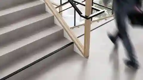 Cage d'escalier carrelée avec nez de marches recouverts de profilés Schlüter-TREP