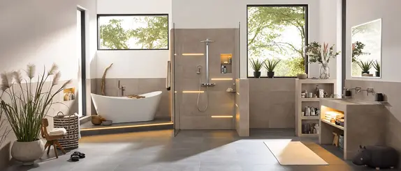Salle de bains de couleur beige avec pose de produits Schlüter tels que KERDI-BOARD-W et LIPROTEC.