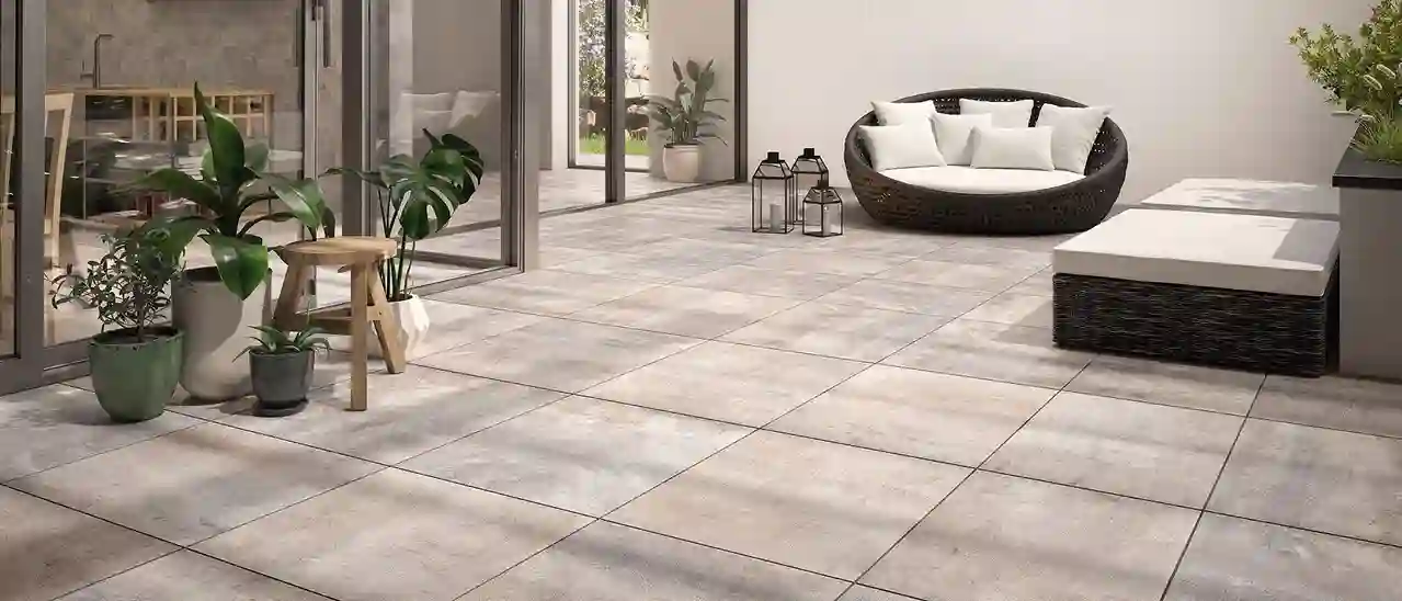 Terrasse avec dalles en pose libre et meubles design