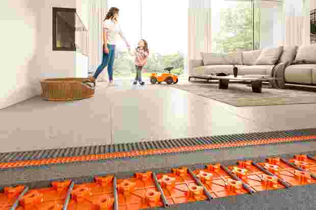 Mise en œuvre au sol dans un salon avec plancher chauffant hydraulique Schlüter-BEKOTEC-THERM.