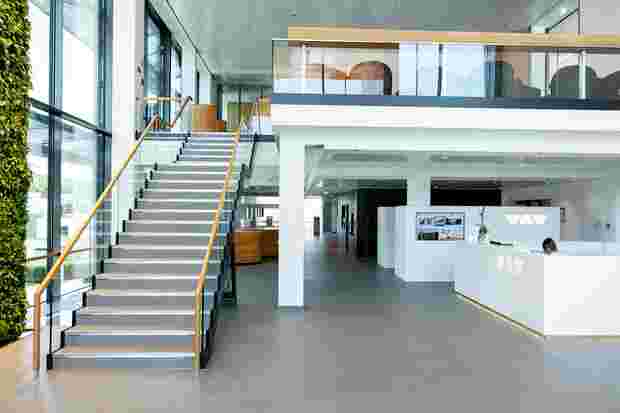 Entrée du bâtiment dédié aux séminaires Schlüter-WorkBox avec escalier et réception.