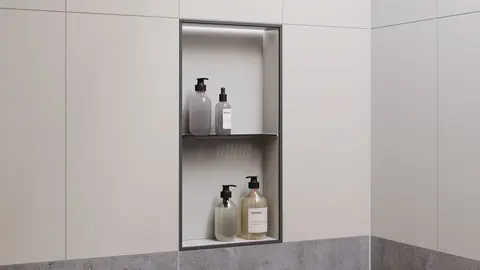 Paroi de douche carrel&eacute;e beige avec niche verticale KERDI-BOARD-NLT &eacute;clair&eacute;e