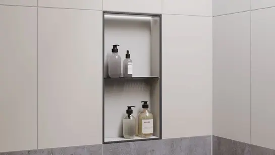 Paroi de douche carrel&eacute;e beige avec niche verticale KERDI-BOARD-NLT &eacute;clair&eacute;e