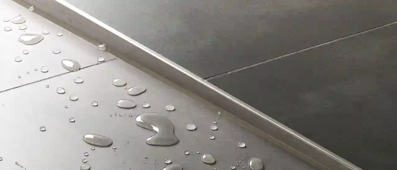 Vue détaillée d'un système SHOWERPROFIL dans une douche à l'italienne.
