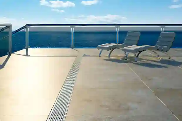 Toiture-terrasse avec vue sur la mer et caniveau