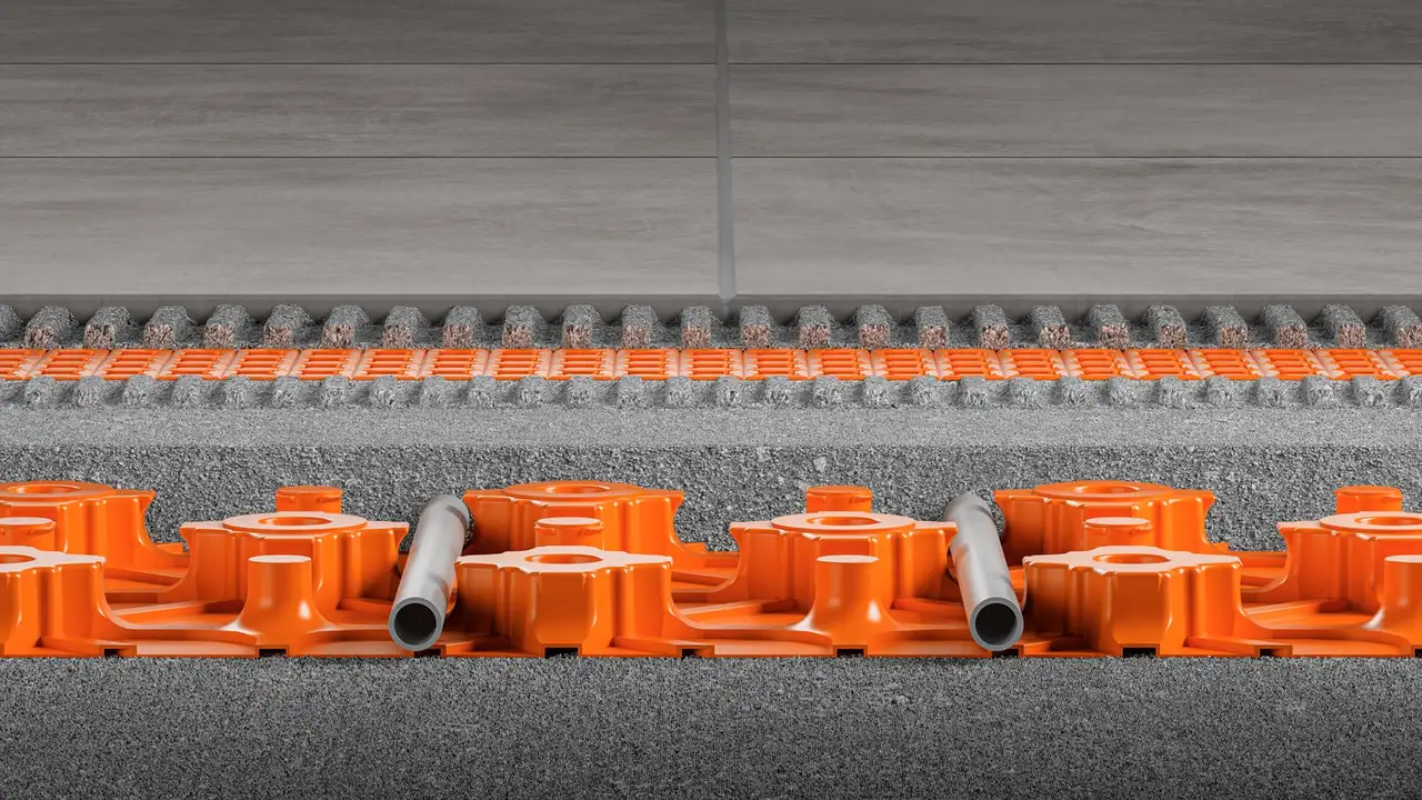 Représentation en coupe d'une structure au sol avec la dalle à plots Schlüter-BEKOTEC-EN-PS-23F et la natte de désolidarisation Schlüter-DITRA, recouverte de grands carreaux de céramique gris pierre.