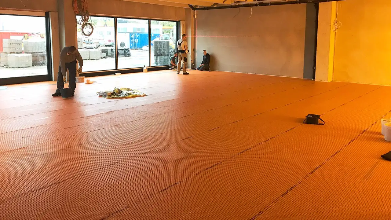 Les carreleurs commencent la pose sur Schlüter-DITRA 25