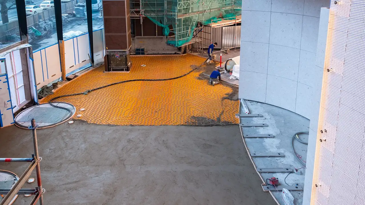 Intérieur de la tour du Centre des congrès équipé de dalles à plots et de tubes de chauffage BEKOTEC