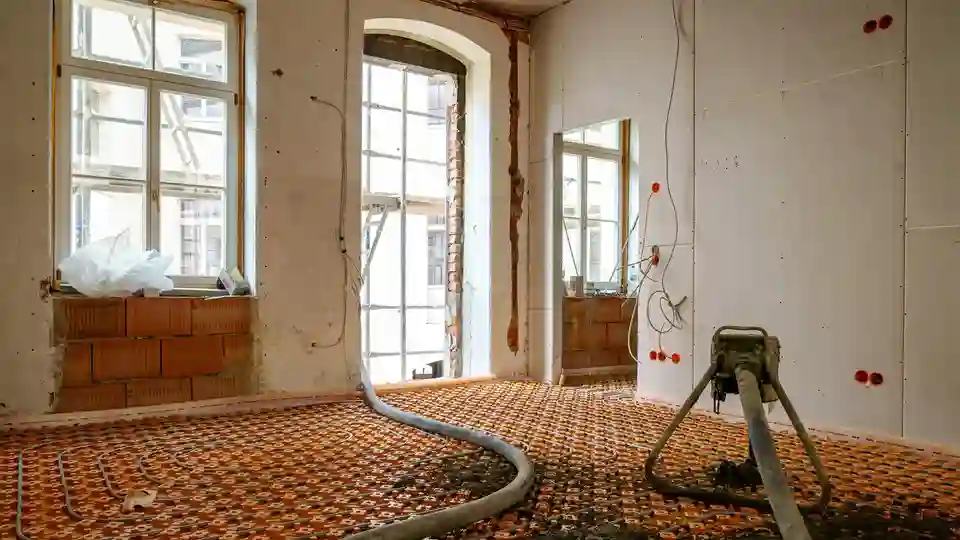 Schlüter-BEKOTEC-EN avec tubes de chauffage déjà posés dans un appartement.